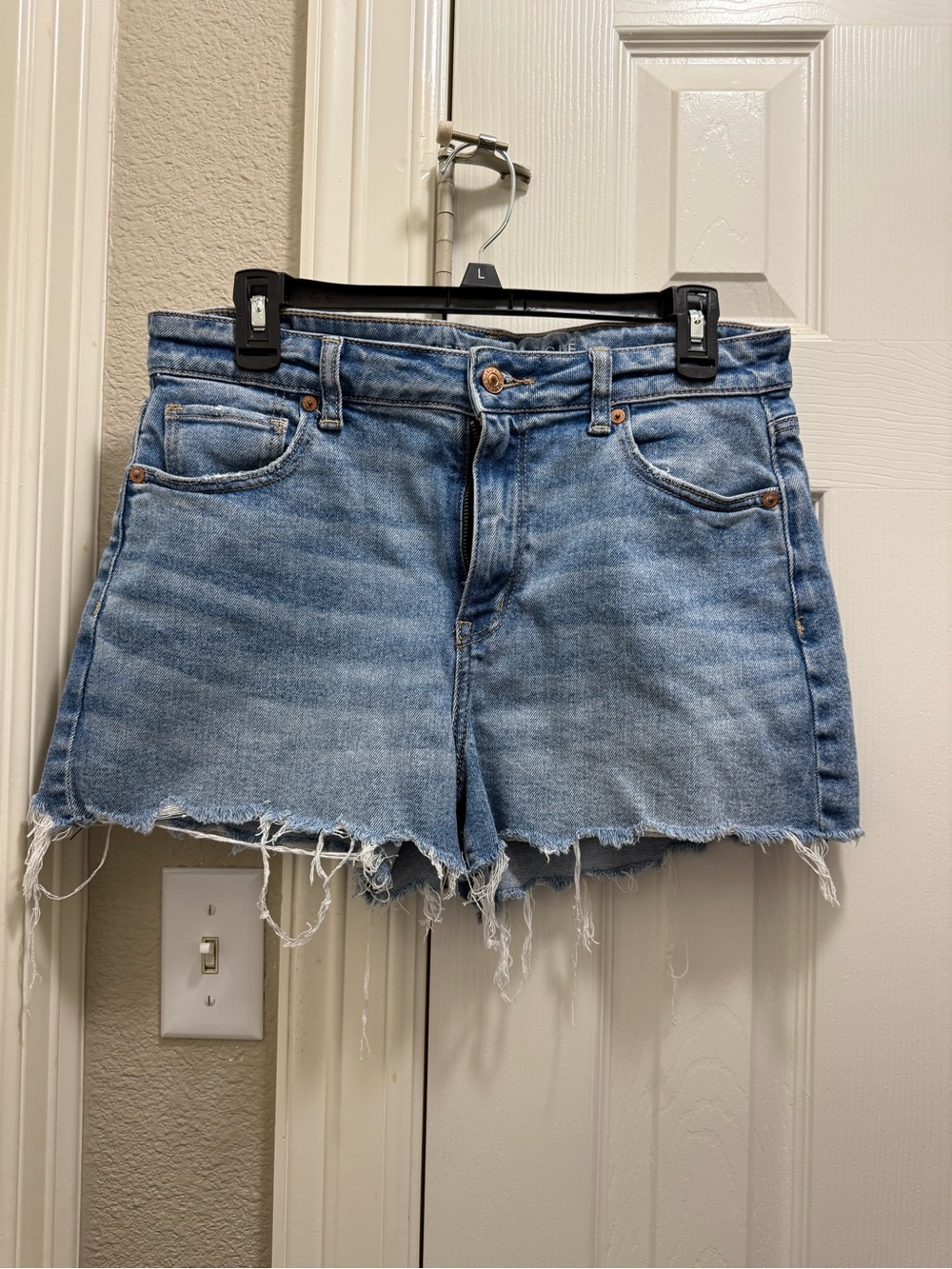 American Eagle Outfitters Light Wash Distressed Denim Shorts, NWOT